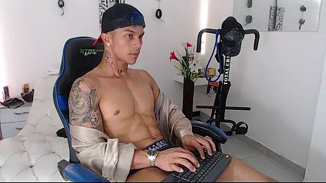 Snapshot of Leonard_Price chatting on 03/17/25, 05:45 Leonard Price online show from 03/17/25, 05:45