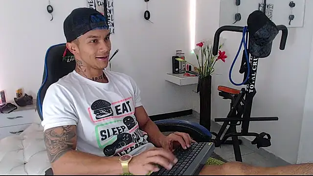 Snapshot of Leonard_Price chatting on 03/22/25, 03:31 Leonard Price online show from 03/22/25, 03:31