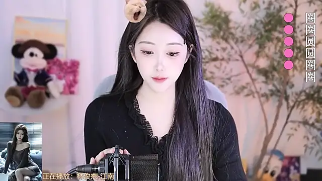 Snapshot of Arwyn-rr chatting on 02/24/25, 01:31 Arwyn-rr online show from 02/24/25, 01:31