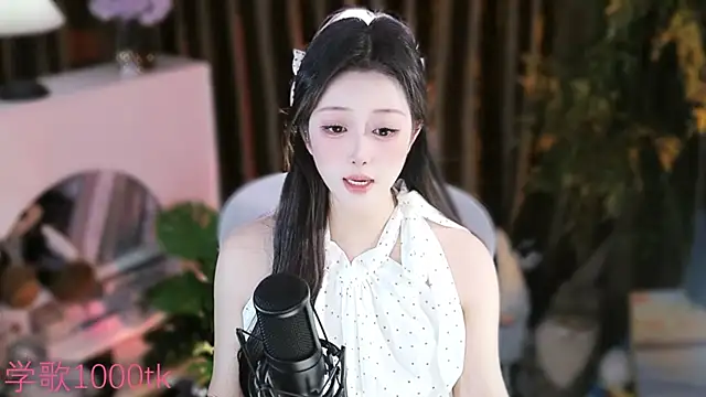 Snapshot of Arwyn-rr chatting on 09/14/25, 01:43 Arwyn-rr online show from 09/14/25, 01:43