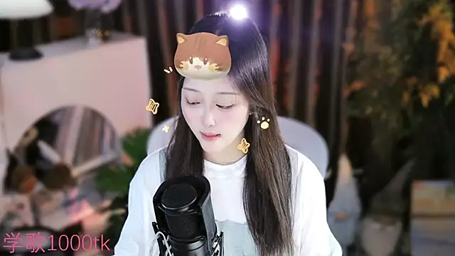 Snapshot of Arwyn-rr chatting on 09/25/25, 02:21 Arwyn-rr online show from 09/25/25, 02:21