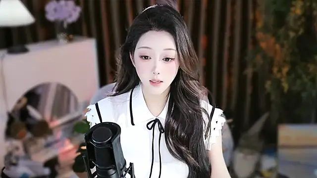 Snapshot of Arwyn-rr chatting on 11/10/25, 09:08 Arwyn-rr online show from 11/10/25, 09:08