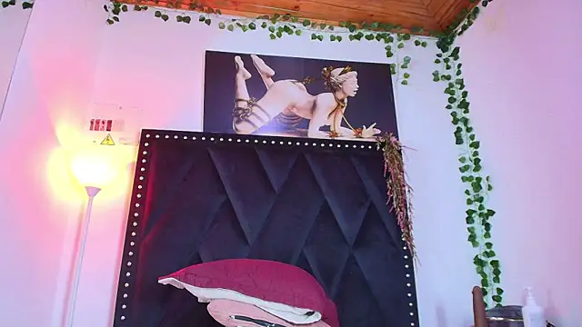 Naia x online show from 02/24/26, 09:24