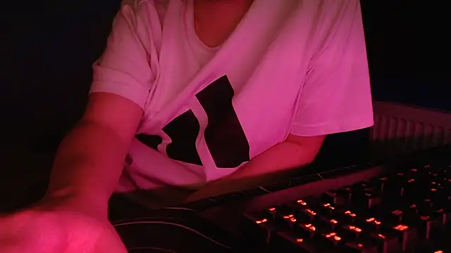 Snapshot of Scotland_100 chatting on 11/21/25, 09:35 Scotland 100 online show from 11/21/25, 09:35