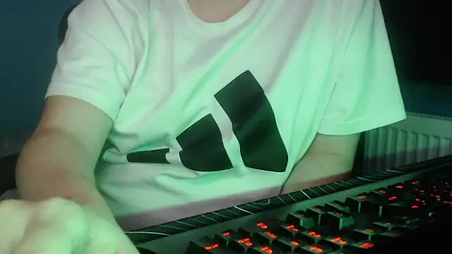 Snapshot of Scotland_100 chatting on 11/24/25, 07:02 Scotland 100 online show from 11/24/25, 07:02