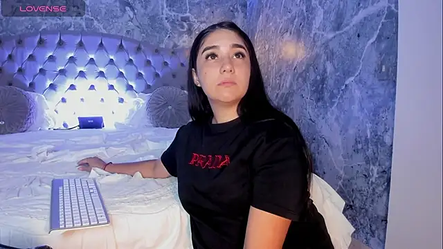 Snapshot of Belliinda_21 chatting on 10/22/25, 07:02 Belliinda 21 online show from 10/22/25, 07:02