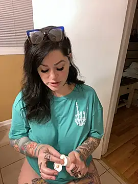 Snapshot of TexasTattooedHouseWife chatting on 03/04/25, 12:44 TexasTattooedHouseWife online show from 03/04/25, 12:44