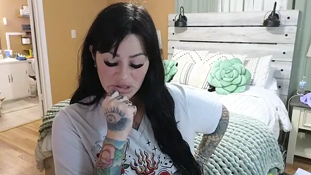 Snapshot of TexasTattooedHouseWife chatting on 10/24/25, 02:35 TexasTattooedHouseWife online show from 10/24/25, 02:35