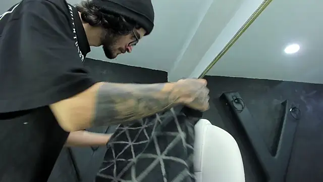 Loggan donnelly online show from 03/20/25, 11:12