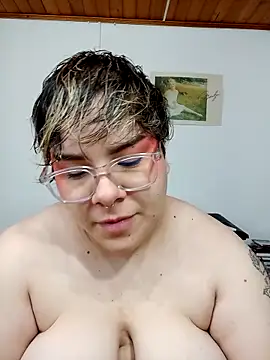 Snapshot of amalia_love chatting on 03/08/25, 12:00 amalia love online show from 03/08/25, 12:00