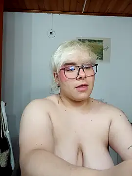 Snapshot of amalia_love chatting on 10/09/25, 05:16 amalia love online show from 10/09/25, 05:16