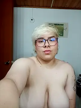 Snapshot of amalia_love chatting on 10/24/25, 06:43 amalia love online show from 10/24/25, 06:43