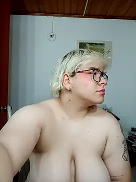 Snapshot of amalia_love chatting on 10/26/25, 05:02 amalia love online show from 10/26/25, 05:02