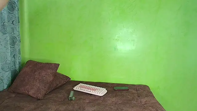 Snapshot of YellowCouple chatting on 10/01/25, 03:29 YellowCouple online show from 10/01/25, 03:29