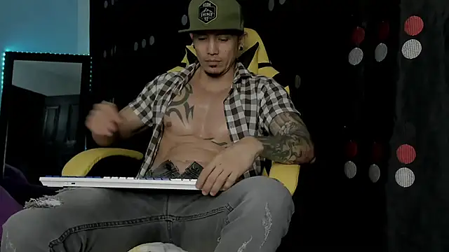 Snapshot of Alex_motta chatting on 03/22/25, 05:17 Alex motta online show from 03/22/25, 05:17