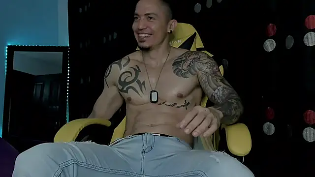 Snapshot of Alex_motta chatting on 03/23/25, 01:42 Alex motta online show from 03/23/25, 01:42