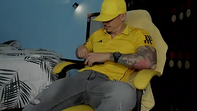 Snapshot of Alex_motta chatting on 10/11/25, 04:01 Alex motta online show from 10/11/25, 04:01