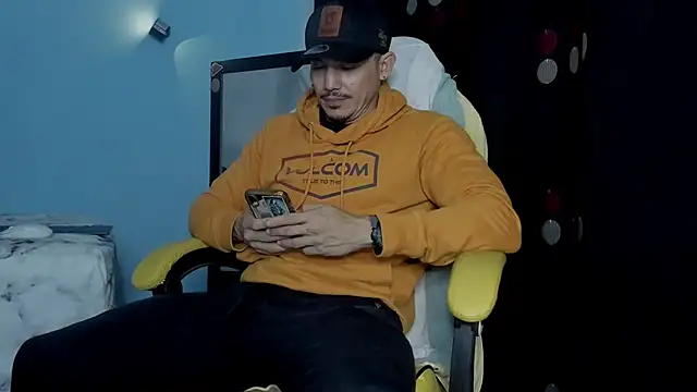 Snapshot of Alex_motta chatting on 10/28/25, 04:05 Alex motta online show from 10/28/25, 04:05