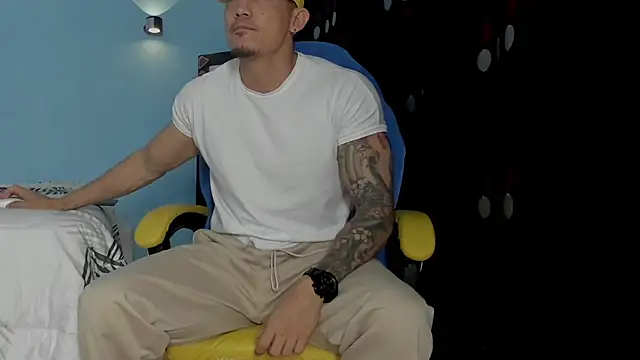 Snapshot of Alex_motta chatting on 11/14/25, 03:49 Alex motta online show from 11/14/25, 03:49