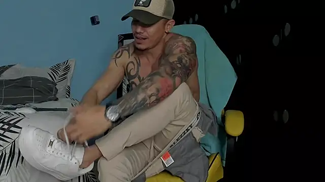 Snapshot of Alex_motta chatting on 11/18/25, 06:18 Alex motta online show from 11/18/25, 06:18