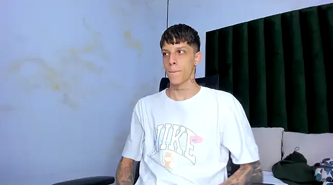 Snapshot of Adam_hard_ chatting on 12/03/24, 08:50 Adam hard online show from 12/03/24, 08:50