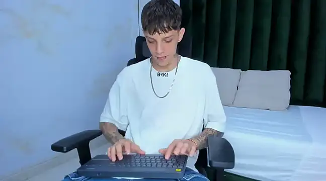 Snapshot of Adam_hard_ chatting on 12/05/24, 07:28 Adam hard online show from 12/05/24, 07:28