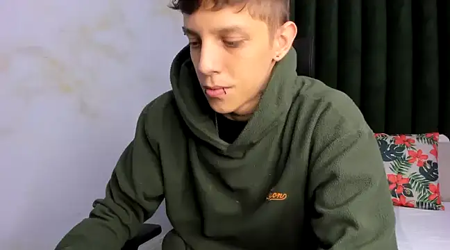 Snapshot of Adam_hard_ chatting on 03/04/25, 08:27 Adam hard online show from 03/04/25, 08:27