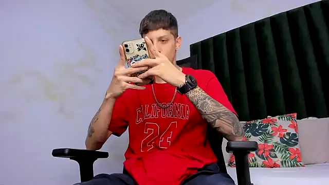 Snapshot of Adam_hard_ chatting on 03/05/25, 08:42 Adam hard online show from 03/05/25, 08:42