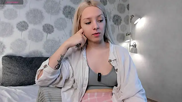 Snapshot of EngelFugler chatting on 02/18/25, 11:33 EngelFugler online show from 02/18/25, 11:33