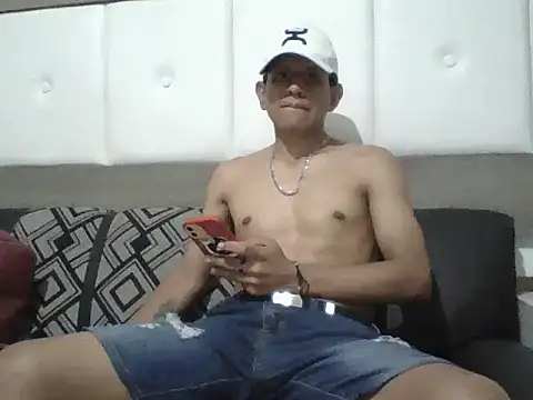 Snapshot of oiram27 chatting on 10/02/25, 10:28 oiram27 online show from 10/02/25, 10:28