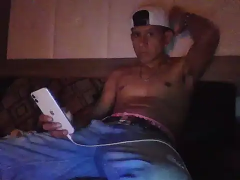 Snapshot of oiram27 chatting on 11/17/25, 10:10 oiram27 online show from 11/17/25, 10:10