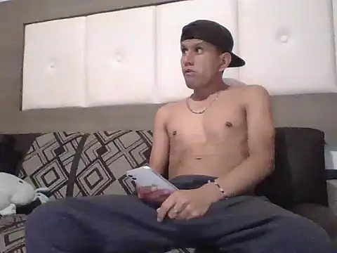 Snapshot of oiram27 chatting on 11/20/25, 12:33 oiram27 online show from 11/20/25, 12:33