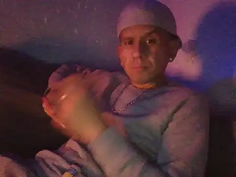 Snapshot of oiram27 chatting on 12/15/25, 07:12 oiram27 online show from 12/15/25, 07:12