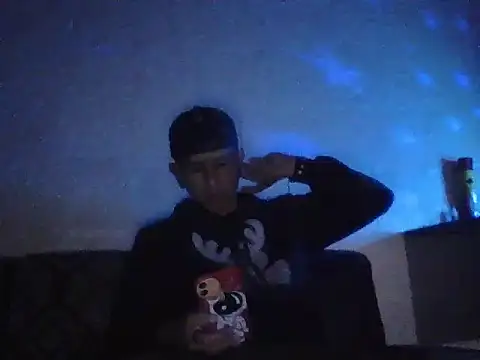 Snapshot of oiram27 chatting on 12/22/25, 12:57 oiram27 online show from 12/22/25, 12:57