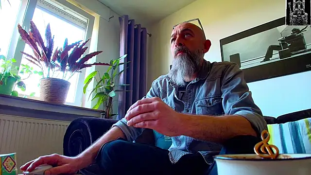 Snapshot of Kingsscepter chatting on 03/09/25, 01:37 Kingsscepter online show from 03/09/25, 01:37