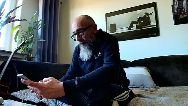 Snapshot of Kingsscepter chatting on 03/19/25, 01:51 Kingsscepter online show from 03/19/25, 01:51