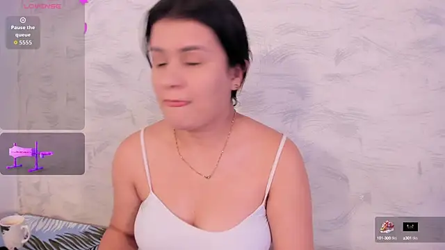 Snapshot of Elalove_ chatting on 10/15/25, 07:14 Elalove online show from 10/15/25, 07:14