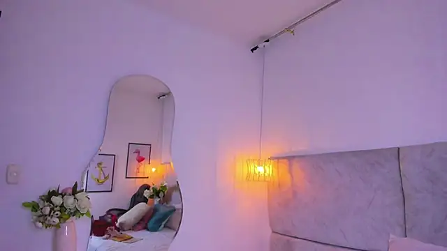 naomiii   online show from 10/30/25, 11:44