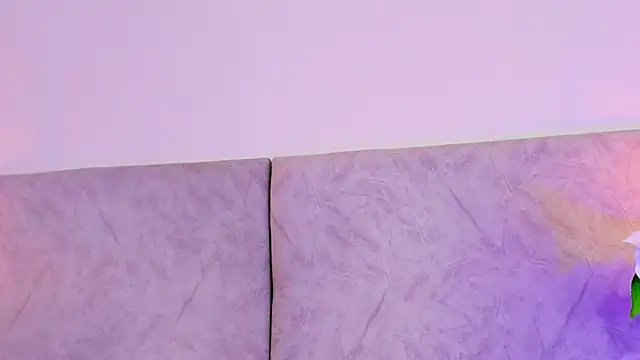 naomiii   online show from 11/25/25, 11:43