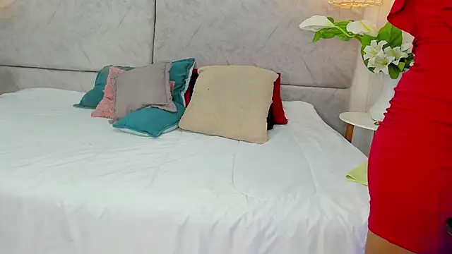 naomiii   online show from 12/02/25, 11:37