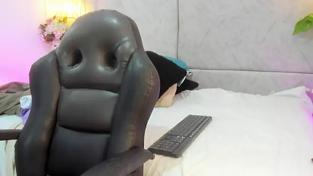 naomiii   online show from 03/16/26, 11:36