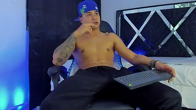 Snapshot of SantiagoReyesFtt chatting on 12/31/24, 01:47 SantiagoReyesFtt online show from 12/31/24, 01:47