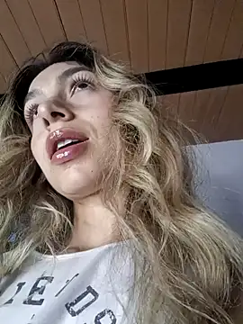 Snapshot of Karolgood3 chatting on 12/13/24, 03:27 Karolgood3 online show from 12/13/24, 03:27