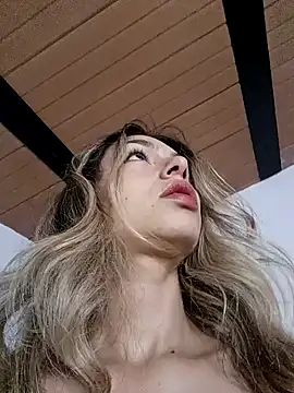 Snapshot of Karolgood3 chatting on 12/22/24, 02:06 Karolgood3 online show from 12/22/24, 02:06