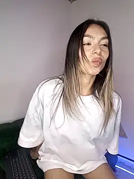 Snapshot of Karolgood3 chatting on 09/20/25, 04:35 Karolgood3 online show from 09/20/25, 04:35