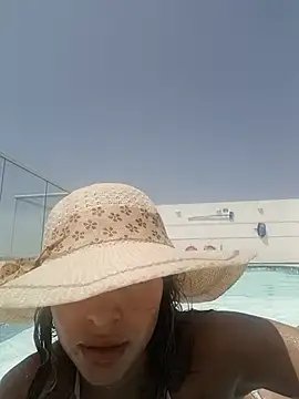 Snapshot of Karolgood3 chatting on 06/27/26, 04:01 Karolgood3 online show from 06/27/26, 04:01