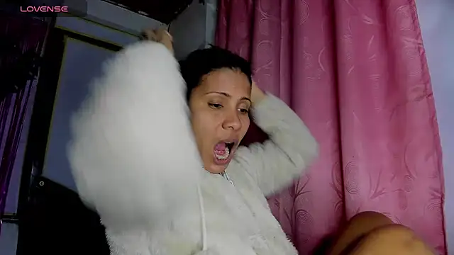 Snapshot of Nenita_Hot_ chatting on 09/24/25, 03:21 Nenita Hot online show from 09/24/25, 03:21