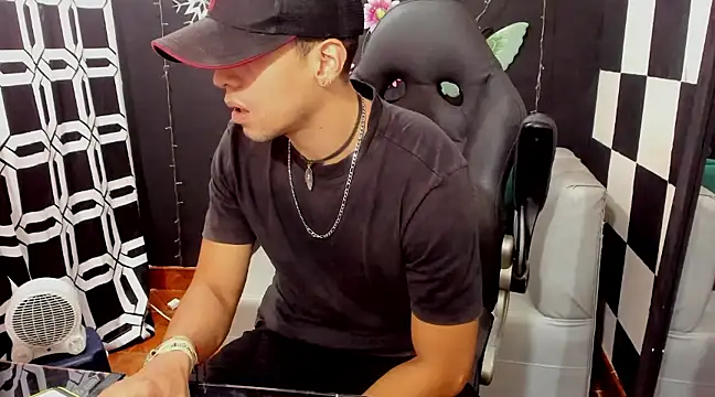 Snapshot of MikeRose94 chatting on 02/15/25, 03:50 MikeRose94 online show from 02/15/25, 03:50