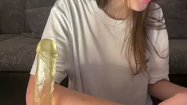 Snapshot of EmilyWi_ chatting on 12/12/24, 01:43 EmilyWi online show from 12/12/24, 01:43