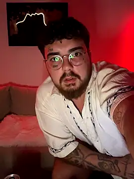 Snapshot of MrAndMrsSavage chatting on 10/31/25, 05:25 MrAndMrsSavage online show from 10/31/25, 05:25